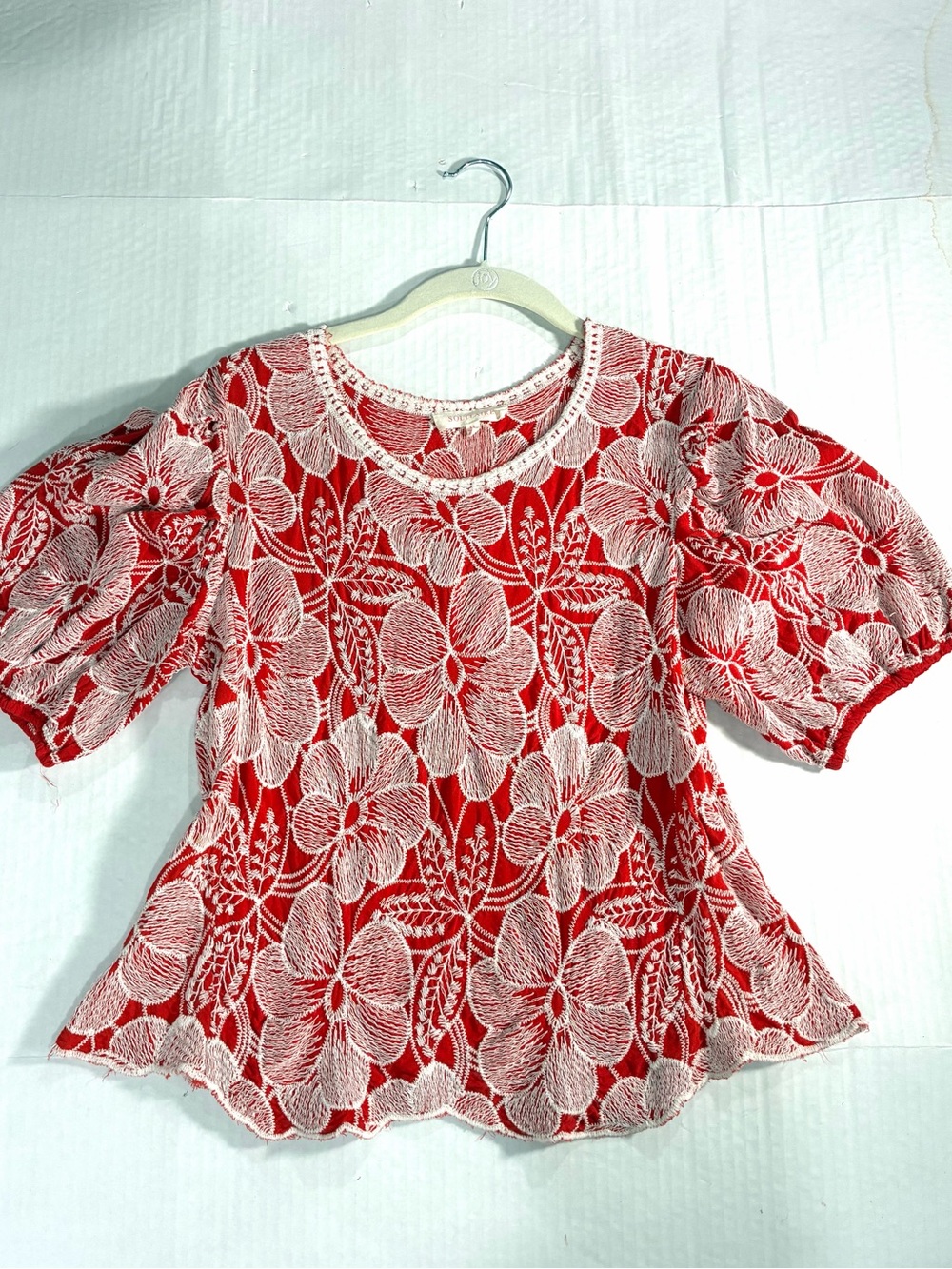 SOLITAIRE EMBROIDERED FLORAL TOP